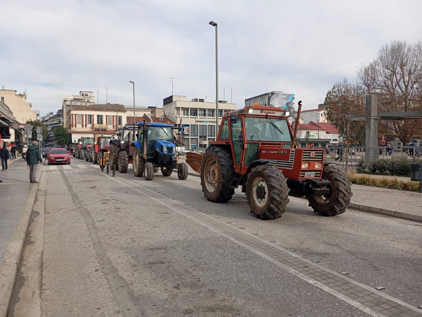 Πορεία αγροτών με τρακτέρ στο κέντρο των Τρικάλων